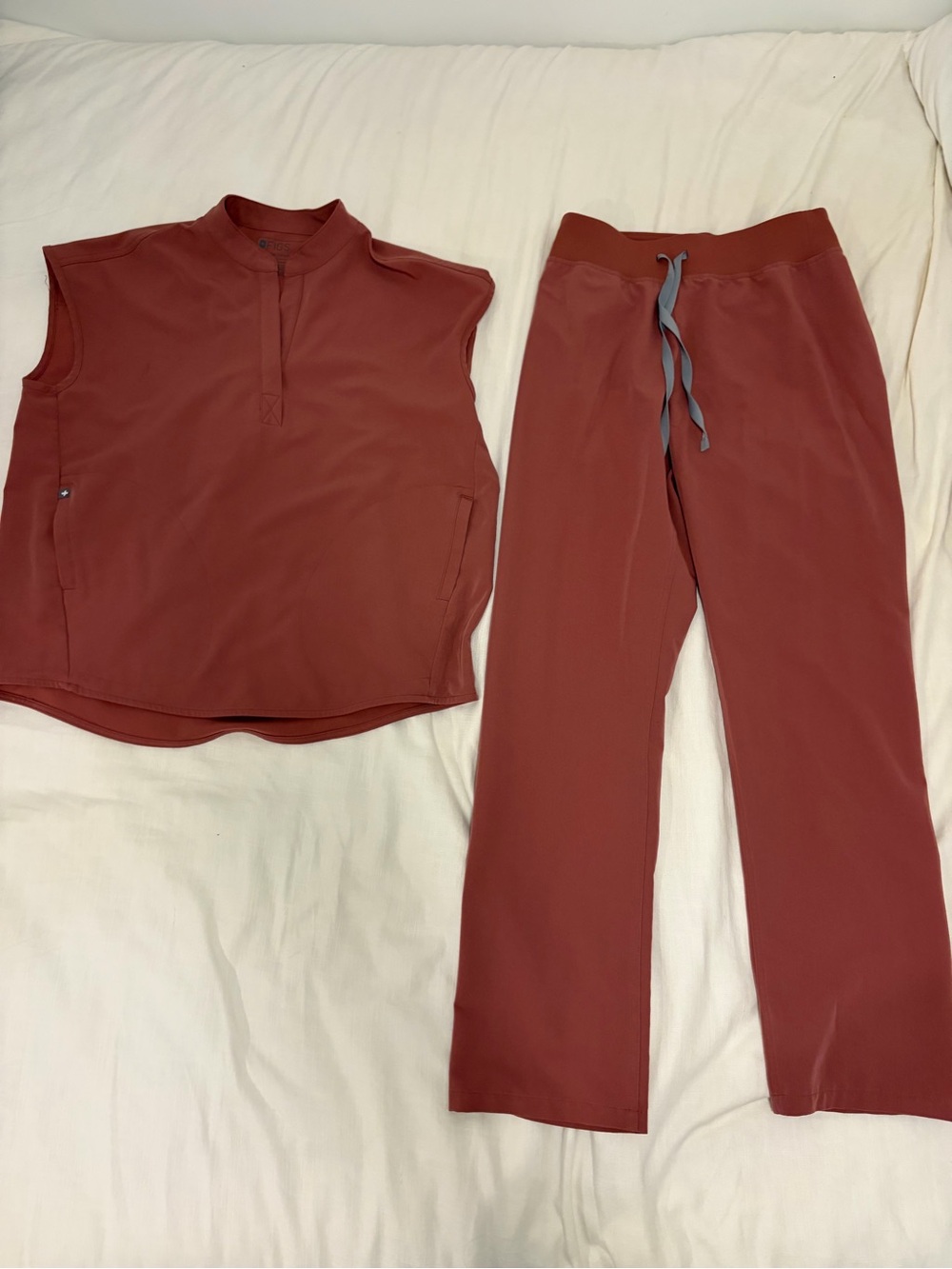 FIGS Women’s Maeve Scrubs Set